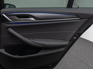 Fahrzeugabbildung BMW 520d M Sport  Kamera HUD DAB HiFi AHK DisplayKey