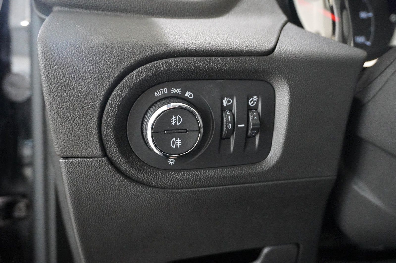 Fahrzeugabbildung Opel Grandland (X) 1.6T HYBRID NAVI/KAMERA/SH/SPORT