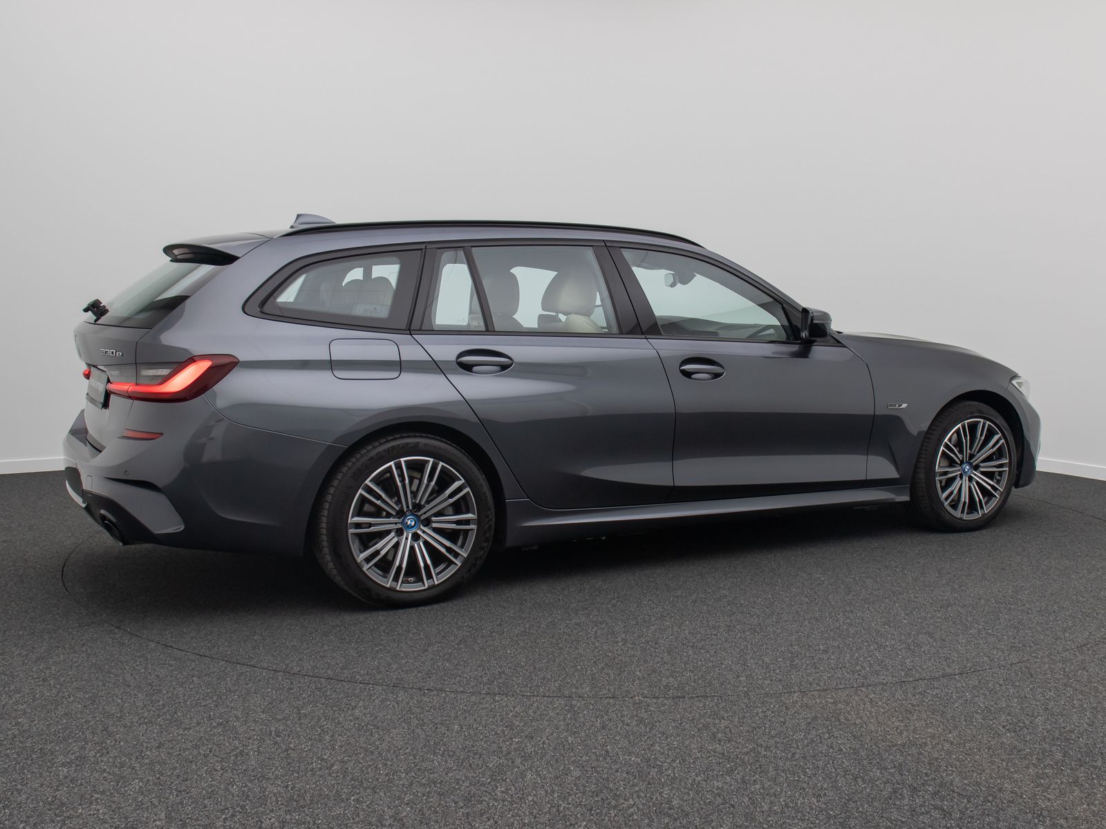 Fahrzeugabbildung BMW 330e xD M Sport DAB Memory AHK HUD Individual