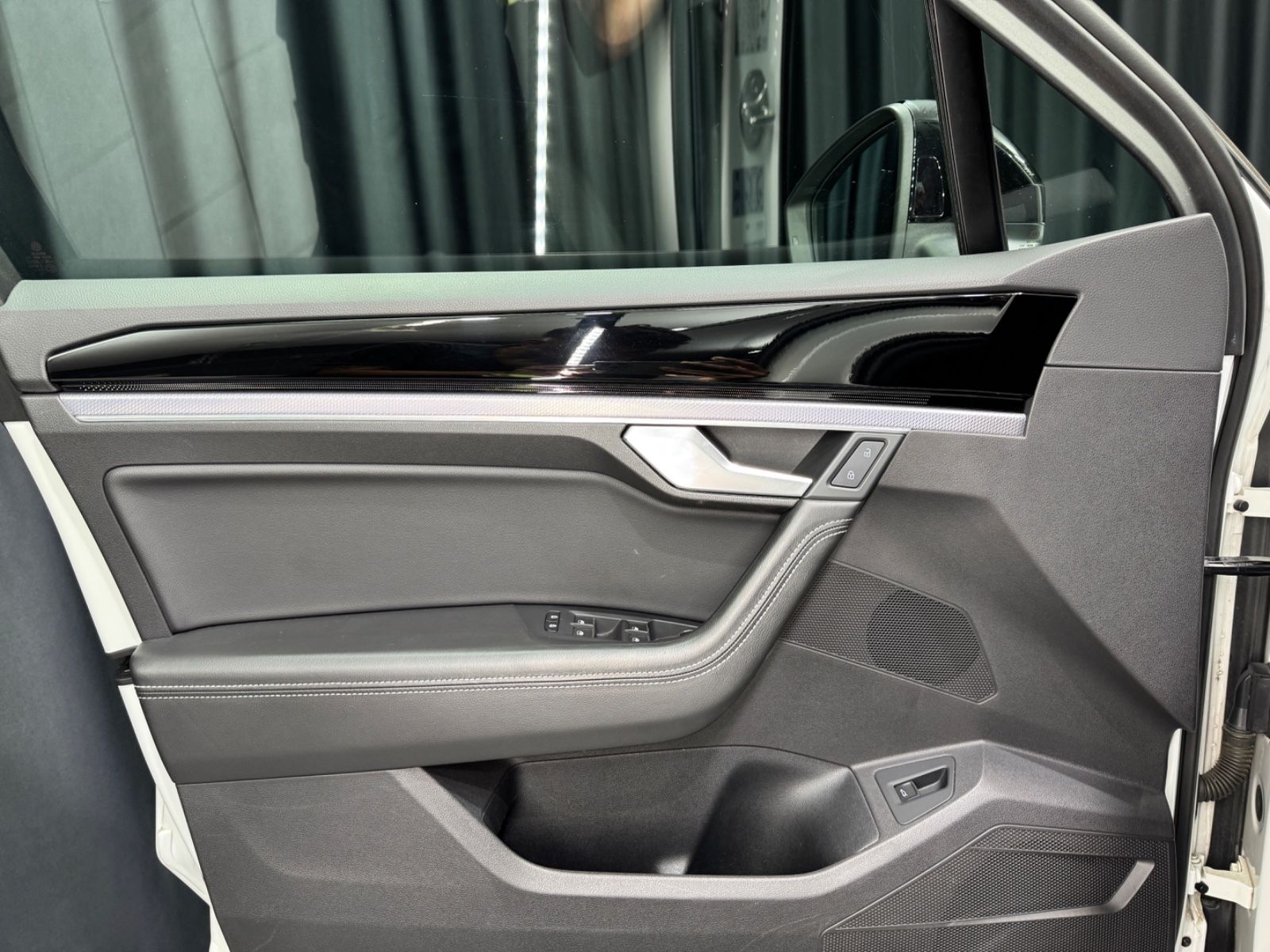 Fahrzeugabbildung Volkswagen Touareg 4.0 V8 TDI RLine|4Motion|MASSAGE|AHK|DYN