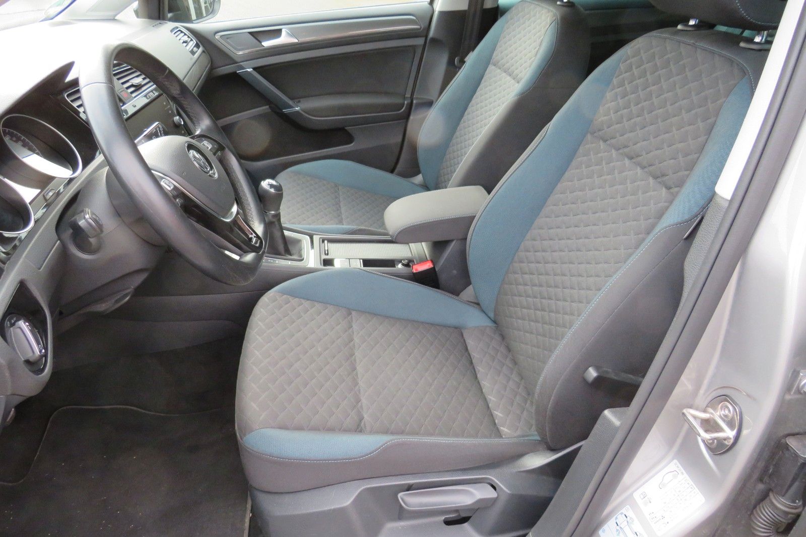 Fahrzeugabbildung Volkswagen Golf TDI IQ.DRIVE ACC NAVI AHK LED SPORTPAKET