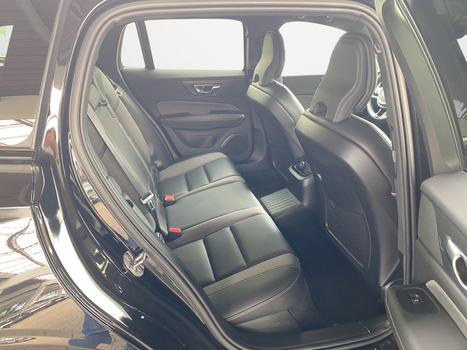 Volvo V60 T8 Plus Dark AWD*AHK*RFK*MMY*SHZ*StHzg* foto 13