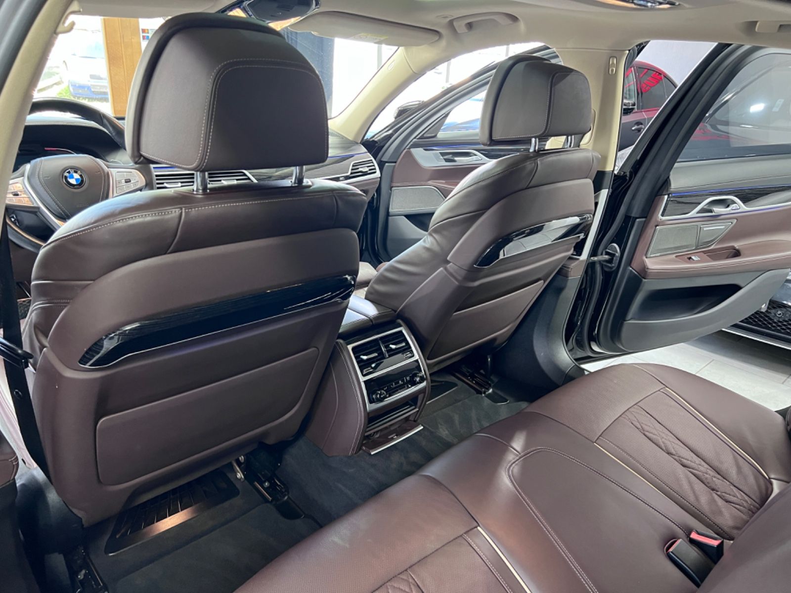 Fahrzeugabbildung BMW 750 d xDrive*LASER*TV*AHK*REMOTE-PARK*KAMERA*ACC