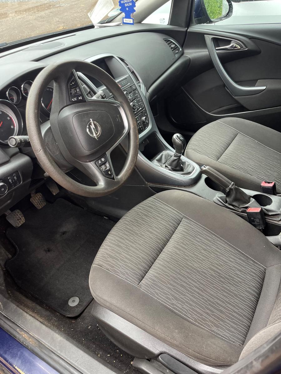 Opel Astra 2012 — photo 7