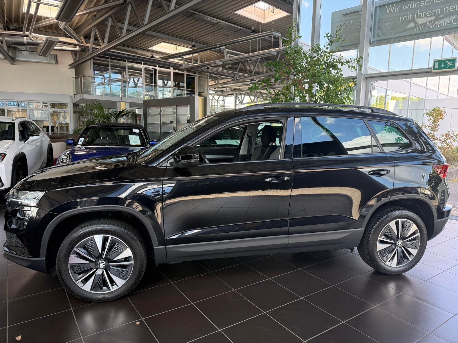 Fahrzeugabbildung SKODA KAROQ 1.5 TSI DSG AHK AMB LED NAVI