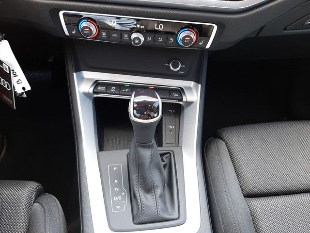 Fahrzeugabbildung Audi Q3 45TFSIe AHK Navi StdHz eleHeck Sportsitze 18"