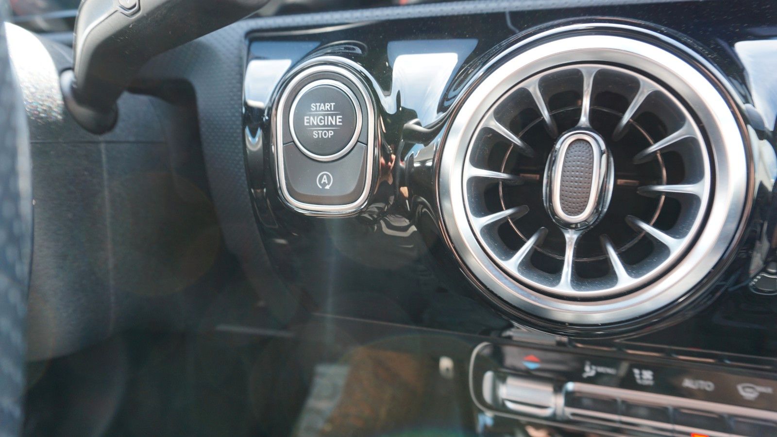 Fahrzeugabbildung Mercedes-Benz A 200 AMG Line,Navi, Keyless,Night-Pak,Panorama