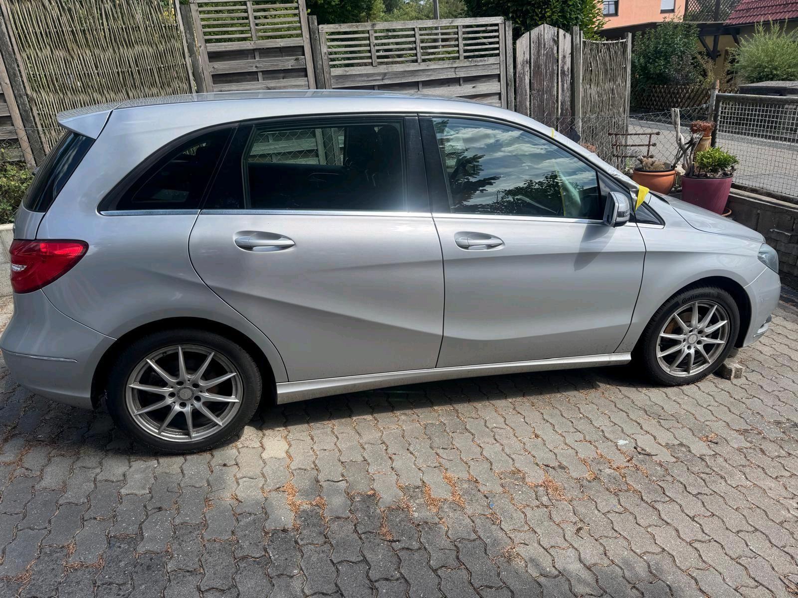 Mercedes-Benz B 180