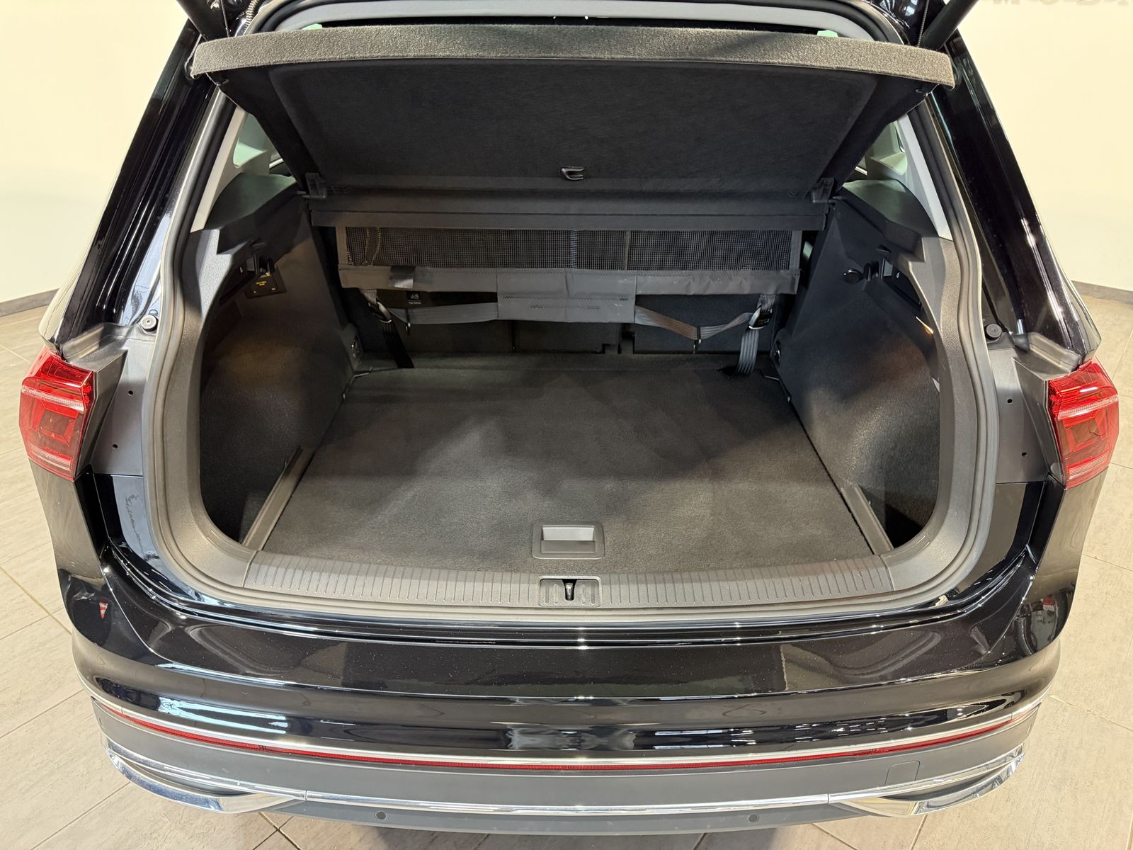 Fahrzeugabbildung Volkswagen Tiguan 4M DSG Elegance NAV+LED+AHK+VCOCK+360°+PP