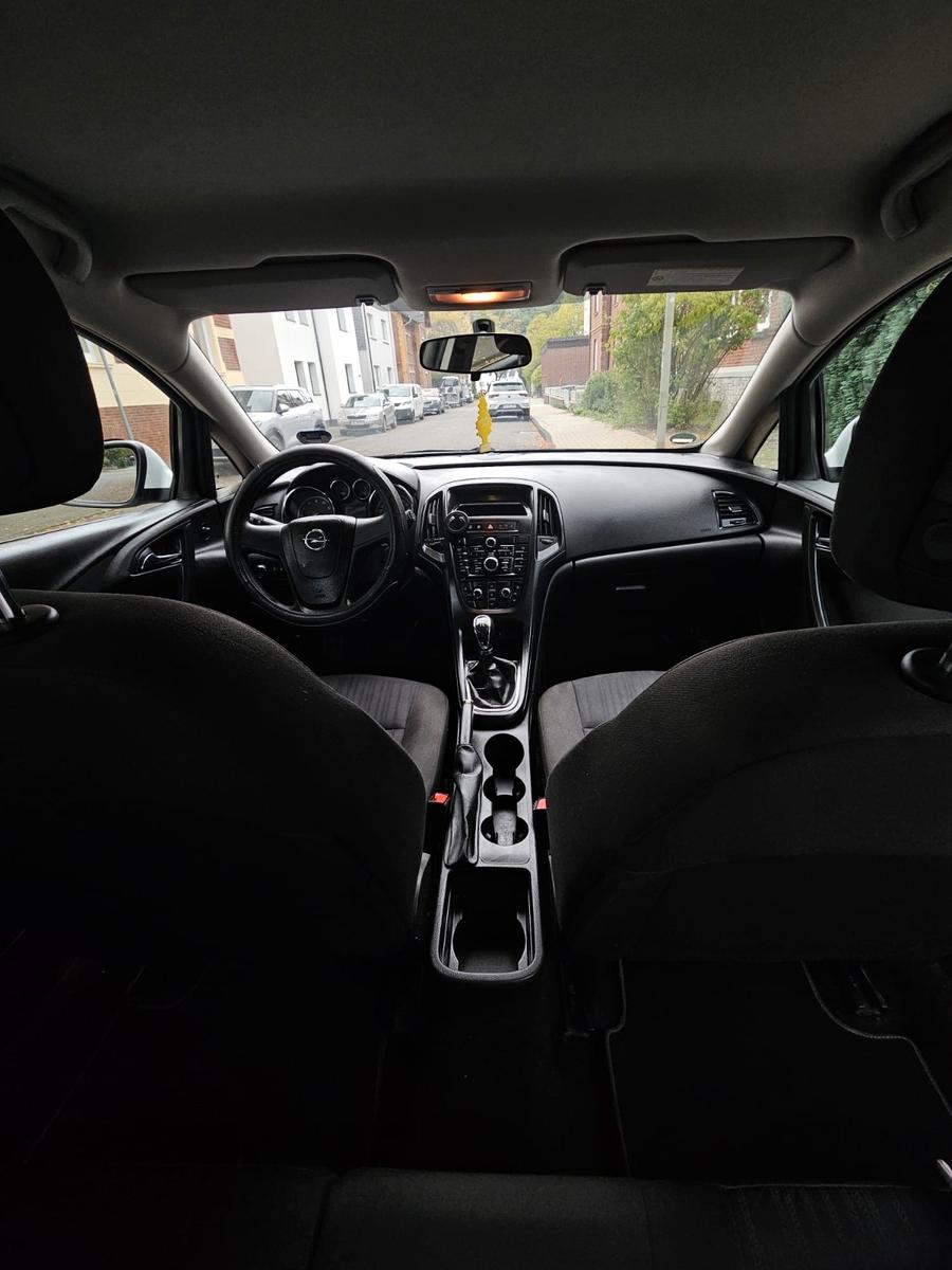 Opel Astra 2011 — photo 5