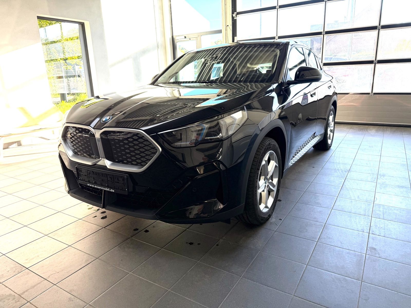 BMW iX2 30 xDrive AHK_Sportsitz_adapt. LED_DrivAss+ imagem 3