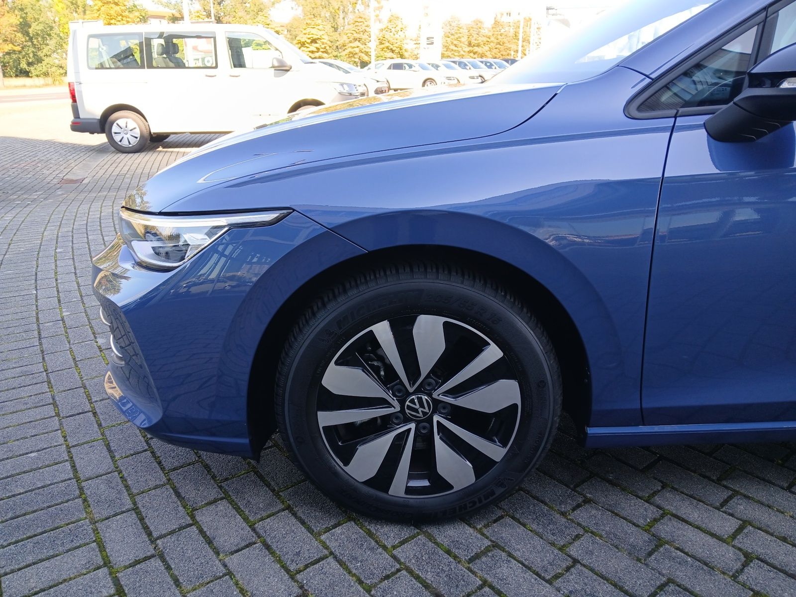Fahrzeugabbildung Volkswagen Golf VIII Variant eTSI Goal DSG LED AHK Navi AID