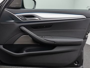 Fahrzeugabbildung BMW 530e Panorama Kamera Laser HUD DAB H/K ACC AHK