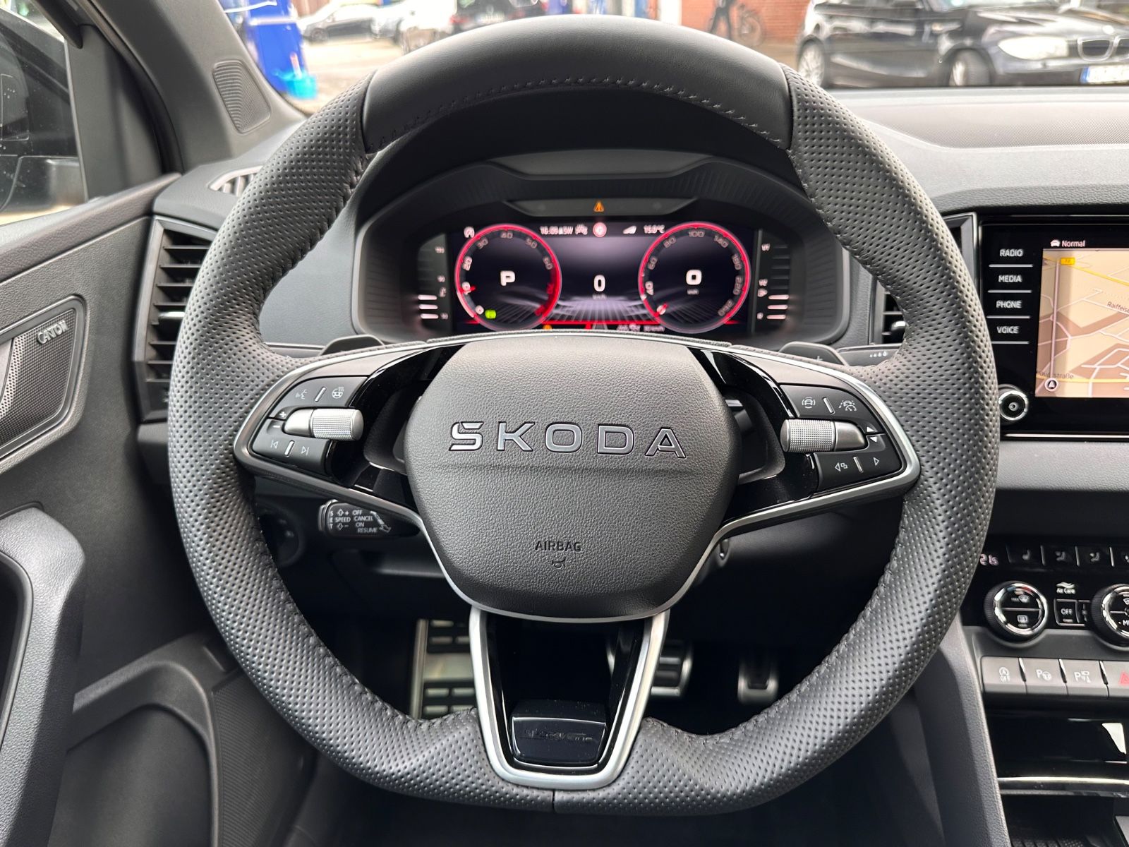 Fahrzeugabbildung SKODA Karoq Sportline 1.5 TSI DSG Matrix/AHK/Navi/ACC