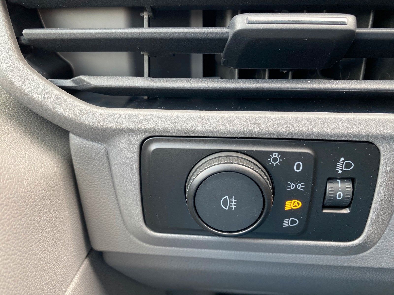 Fahrzeugabbildung Volkswagen T7 Transporter Kasten LR 2.0 TDI+KAMERA+NAVI+PDC