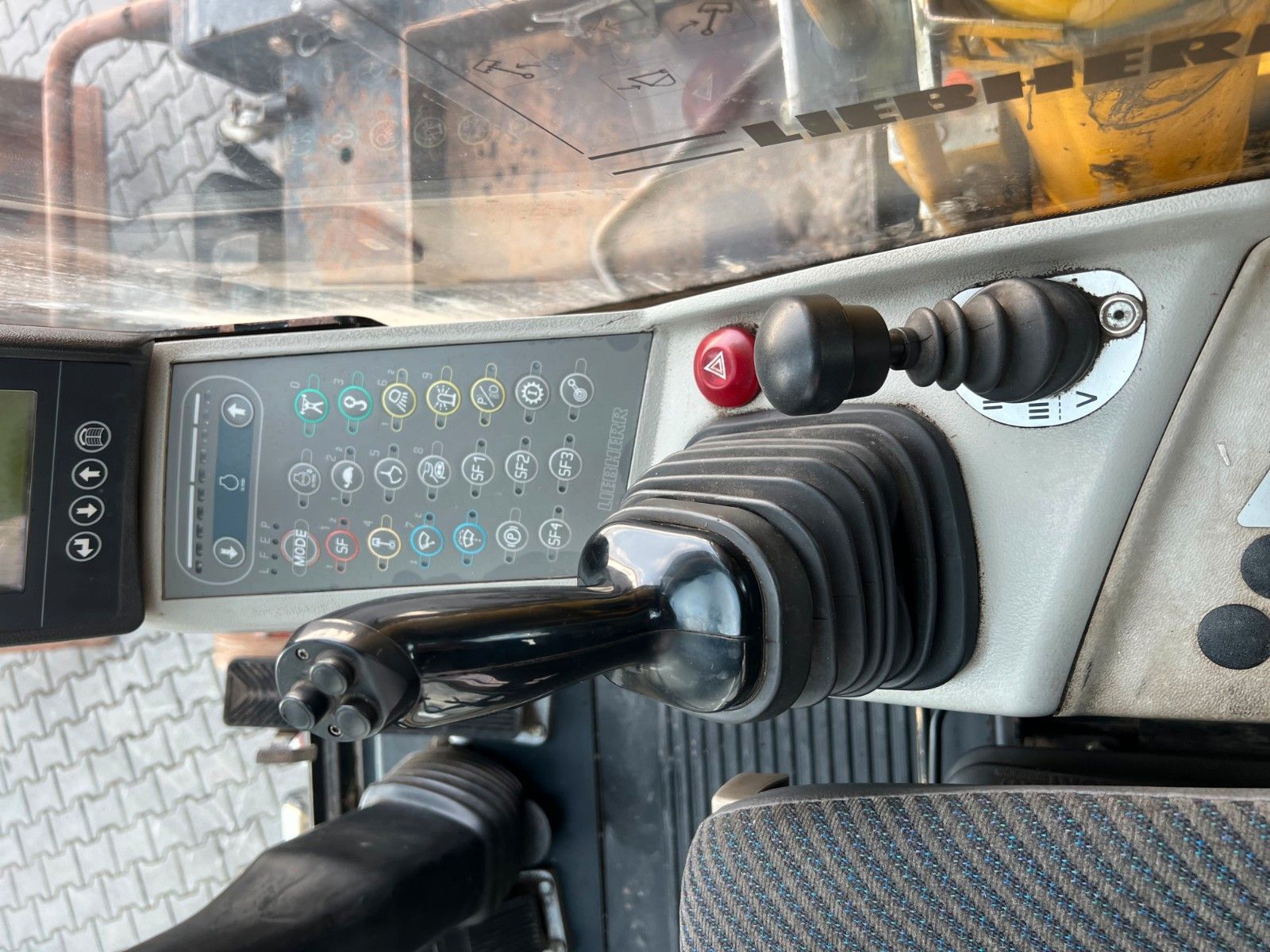 Fahrzeugabbildung Liebherr A 900 C ZW Litronic / 18.866h / 2008