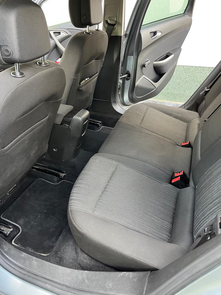 Opel Astra 2011 — photo 6