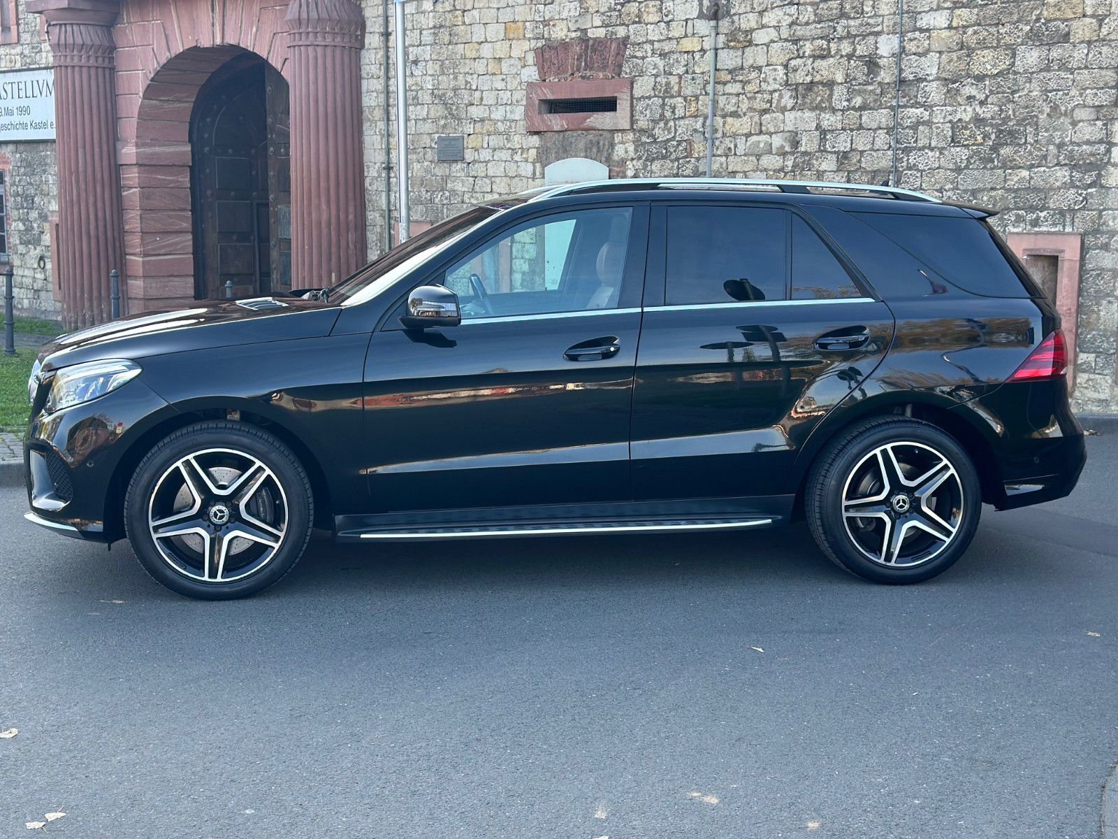 Fahrzeugabbildung Mercedes-Benz GLE 400 4MATIC AMG LINE*PANORAMA+20´LM+KAMERA*