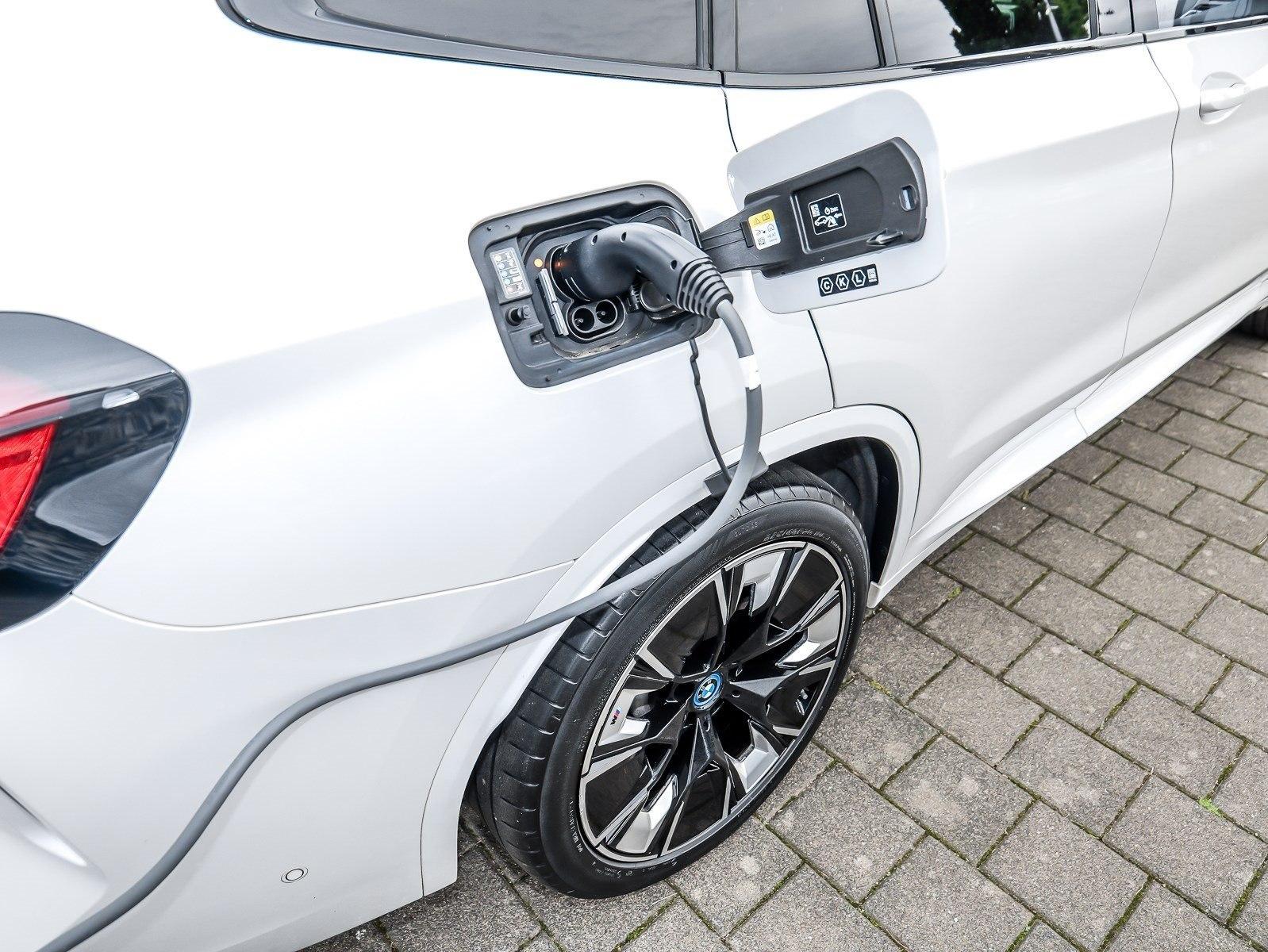 BMW iX3 HUD PANO ACC AHK 360°KAM RFK NAVI Standh.