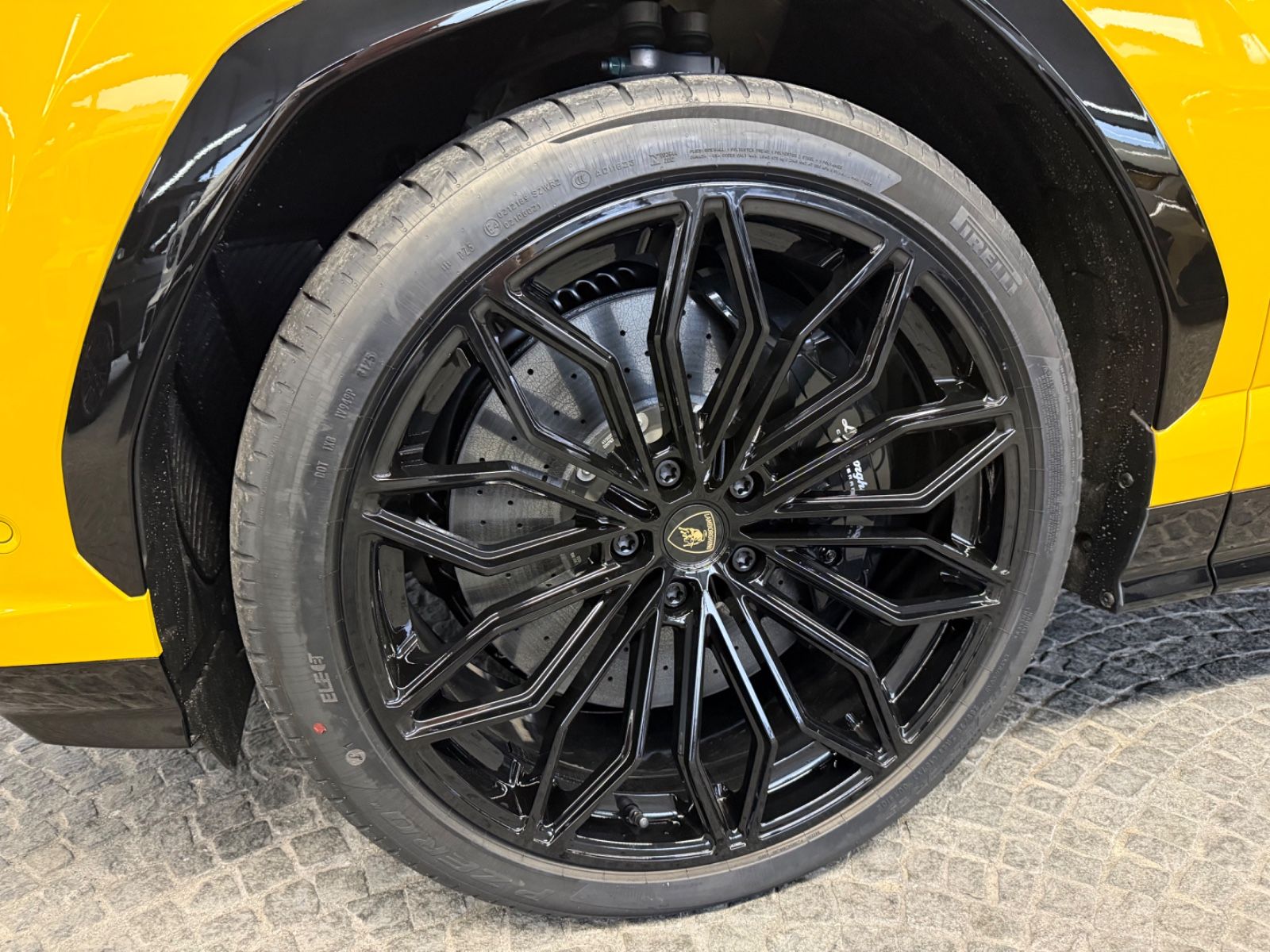 LAMBORGHINI Urus - 4