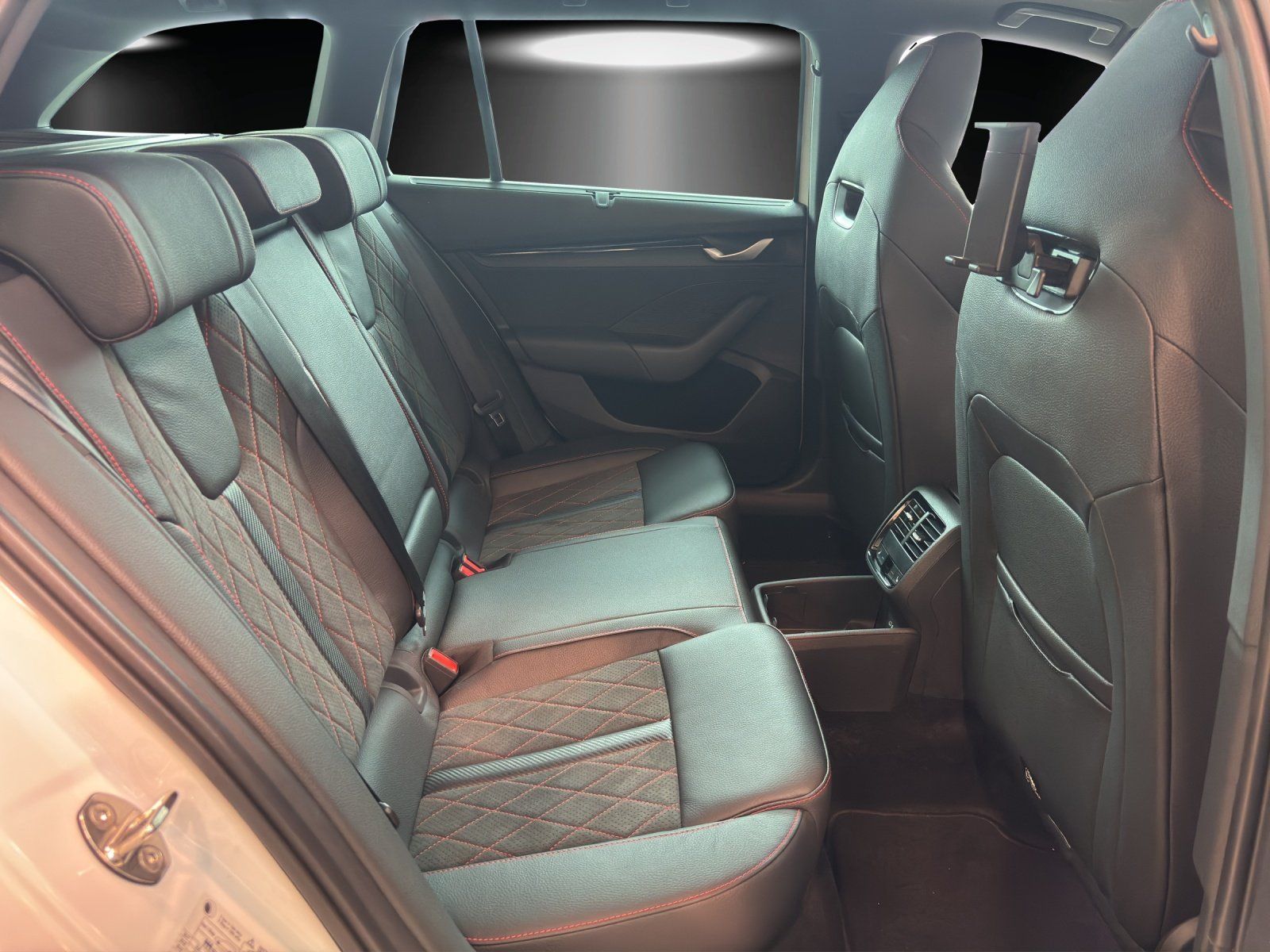 Fahrzeugabbildung SKODA Octavia Combi RS 2,0 TSI 195 kW DSG AHK/PANO/HUD