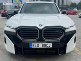 BMW XM 50e - - weiße BMW XM