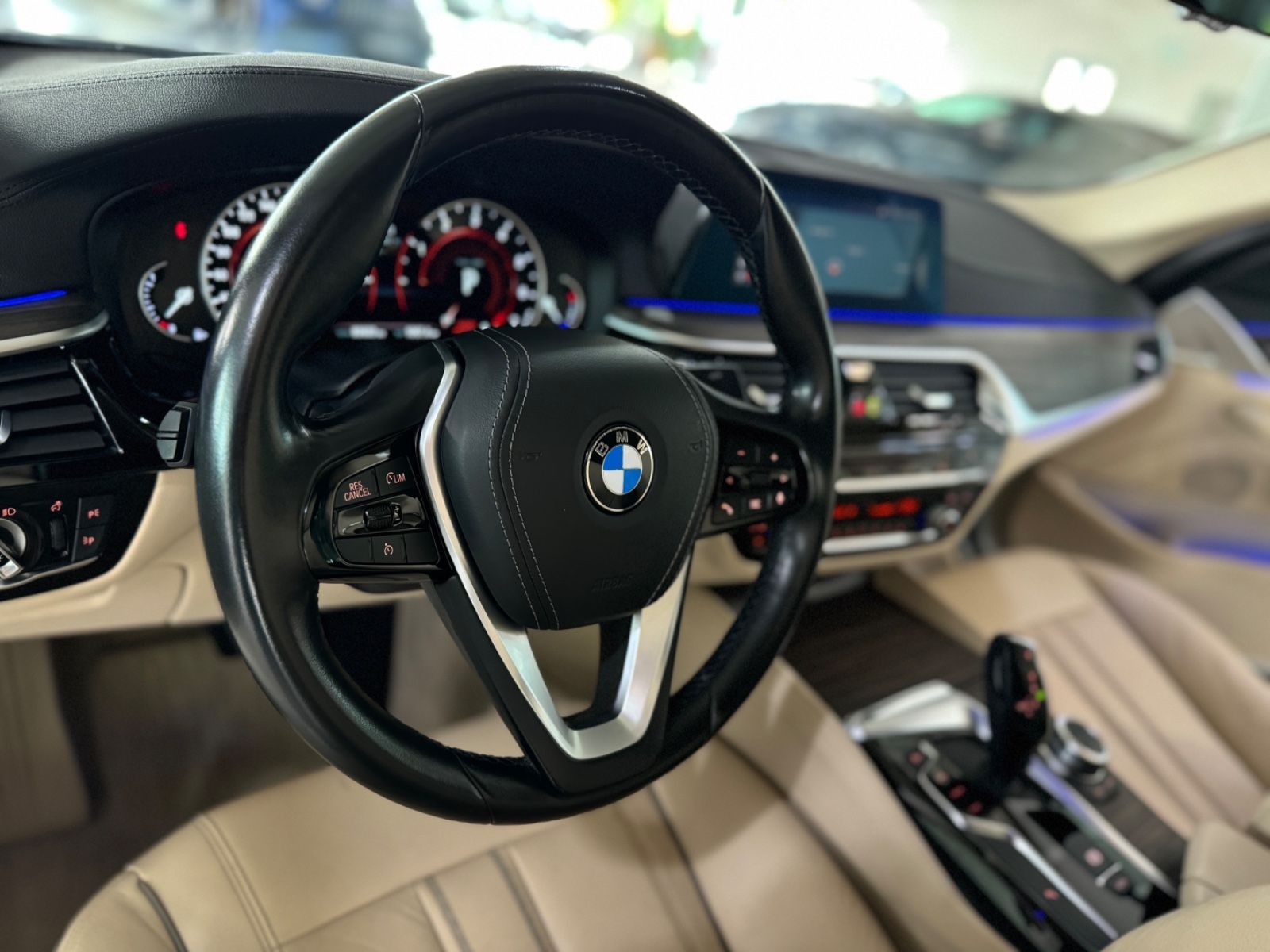 Fahrzeugabbildung BMW 530i Luxury Line Kamera SoftCl HUD HiFi AHK Komf