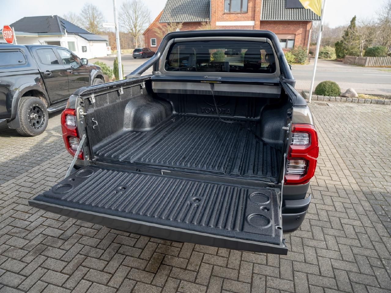Fahrzeugabbildung Toyota Hilux Double Cab Invincible 4x4