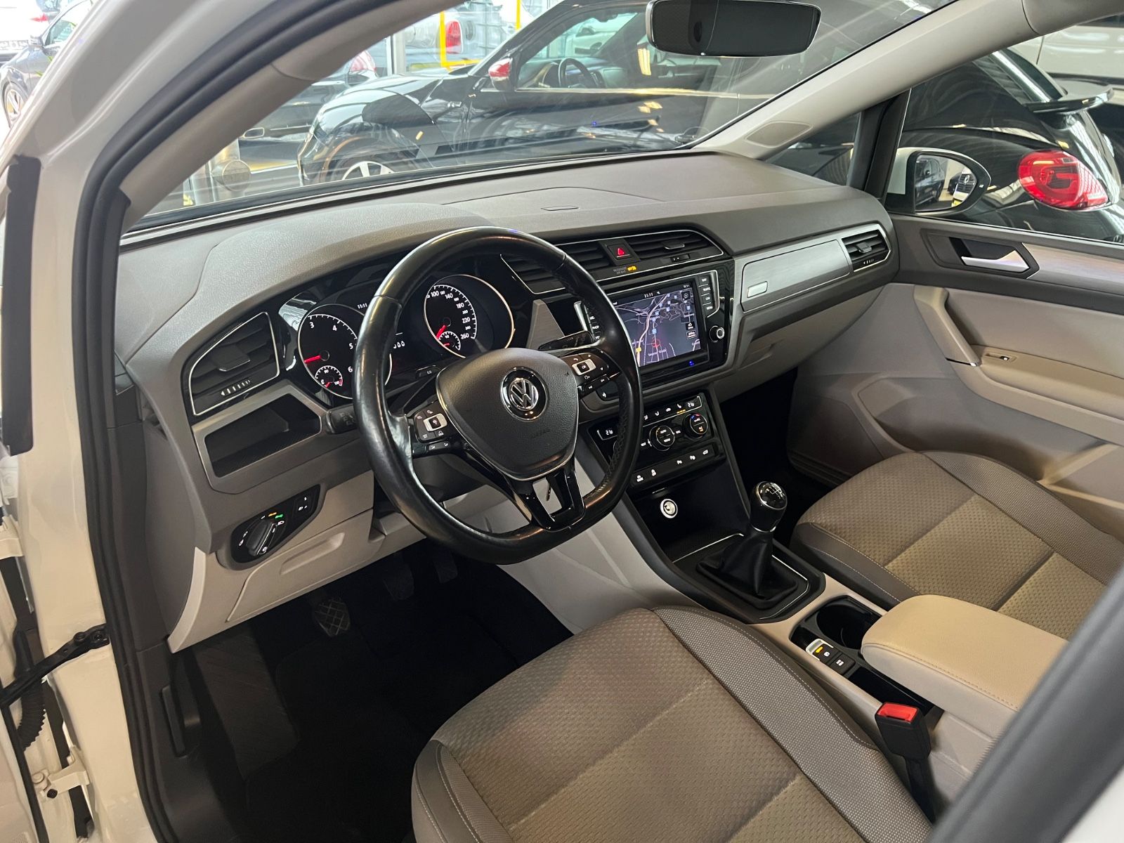 Fahrzeugabbildung Volkswagen Touran 2.0 TDI Comfortline *PERLMUTTWEIß*NAVI*