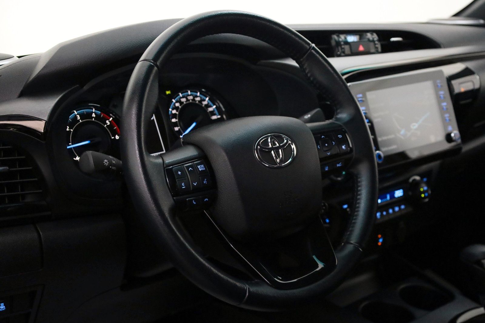 Fahrzeugabbildung Toyota Hilux 2.8 D-4D Invincible,Rollbügel, Rollo , AHK