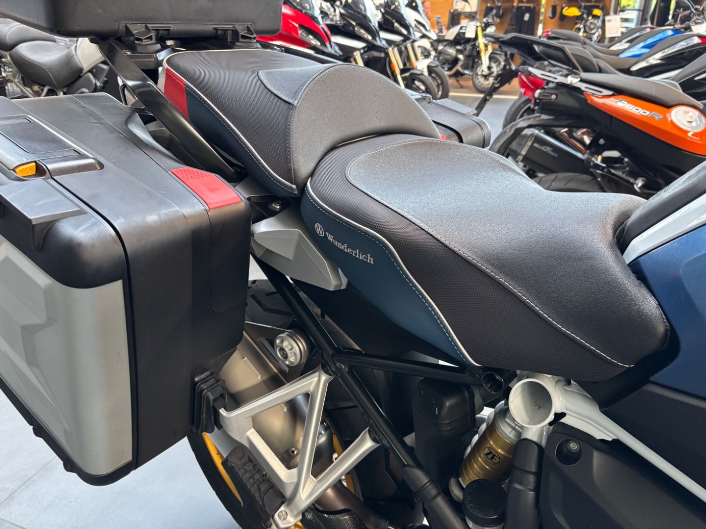 Fahrzeugabbildung BMW R 1250 GS Trophy 5 Pakete Akrapovic Koffersatz