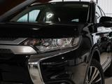 Mitsubishi Outlander 2.0 2WD CVT Diamant Edition Navi Apple - : Cvt