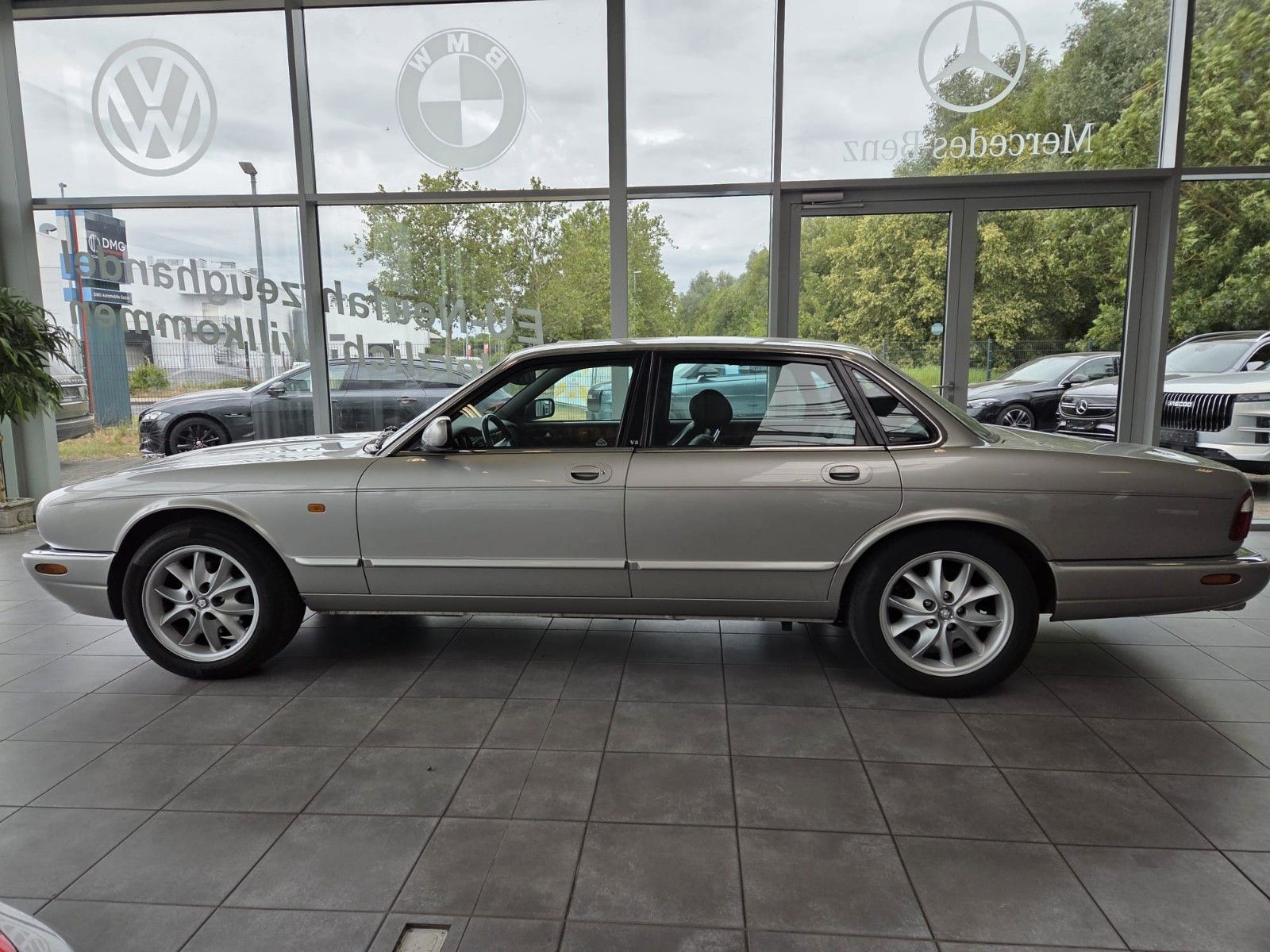 Fahrzeugabbildung Jaguar XJ8 3.2 Executive