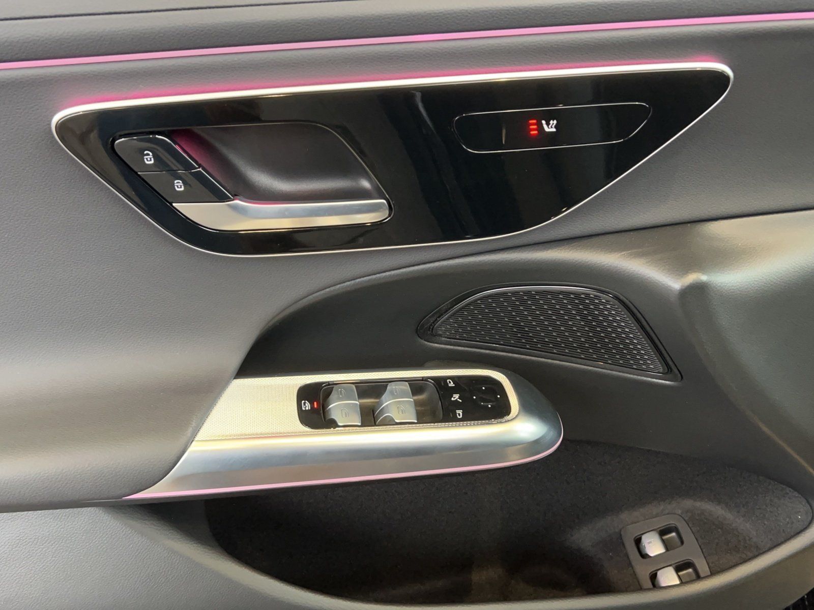 Fahrzeugabbildung Mercedes-Benz E 300 e T-Modell AVANTGARDE AHK Lenkradhzg LED