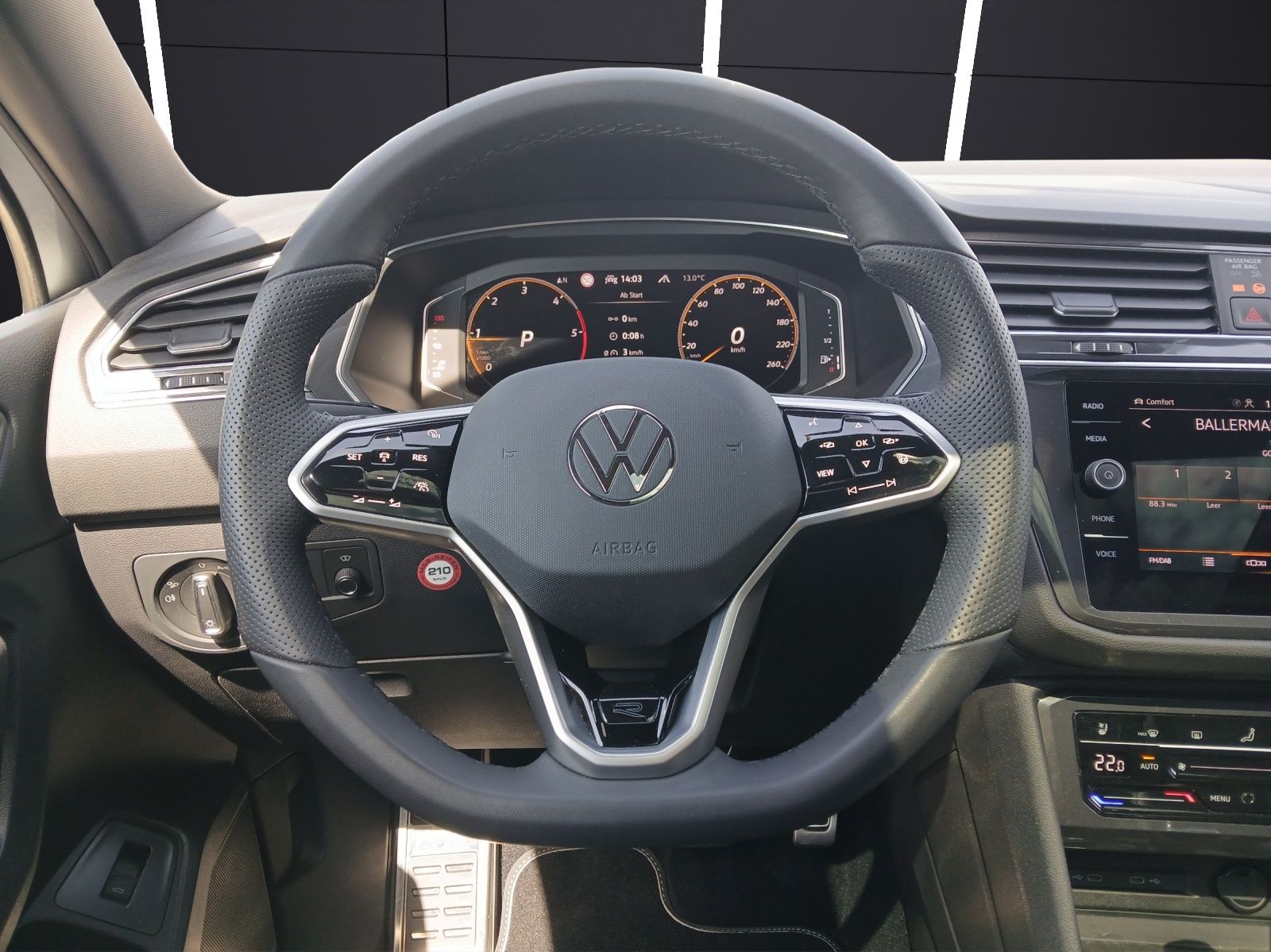 Fahrzeugabbildung Volkswagen Tiguan Allspace TDI R-Line DSG 4M STH Matrix AHK