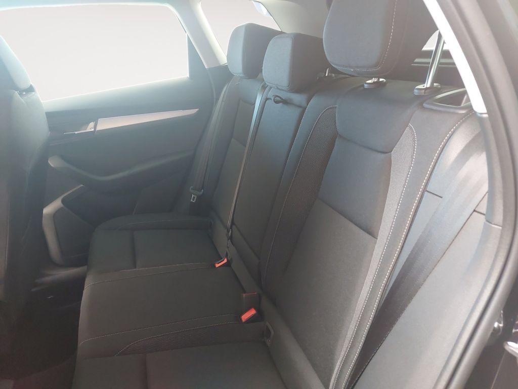 Fahrzeugabbildung SKODA Karoq 1.5 TSI DSG Selection AHZV,LED,Navi,SH