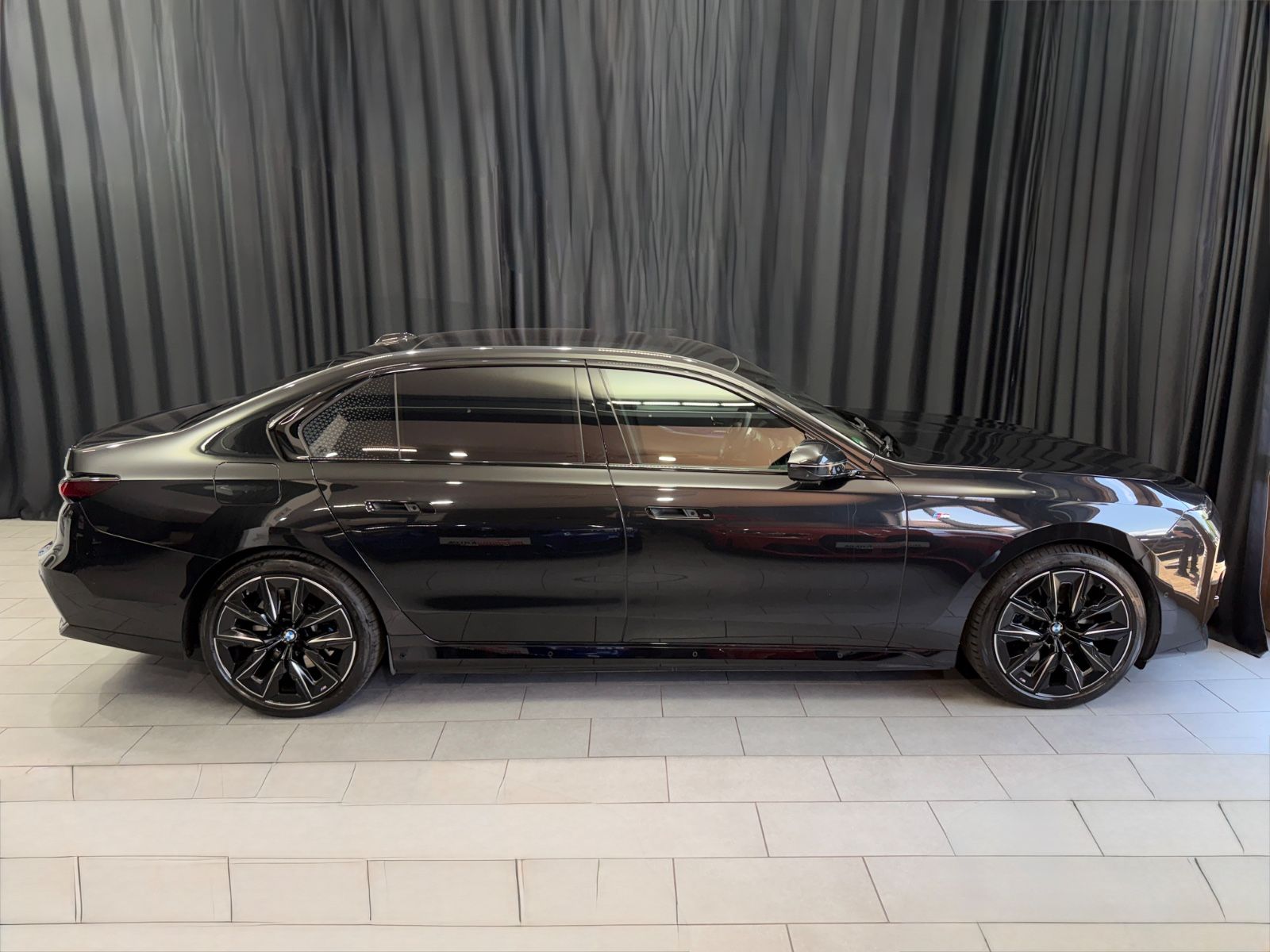 Fahrzeugabbildung BMW 750e xDrive M Sport Pro|TV|B&W|MASSAGE|SKY-LOUNG