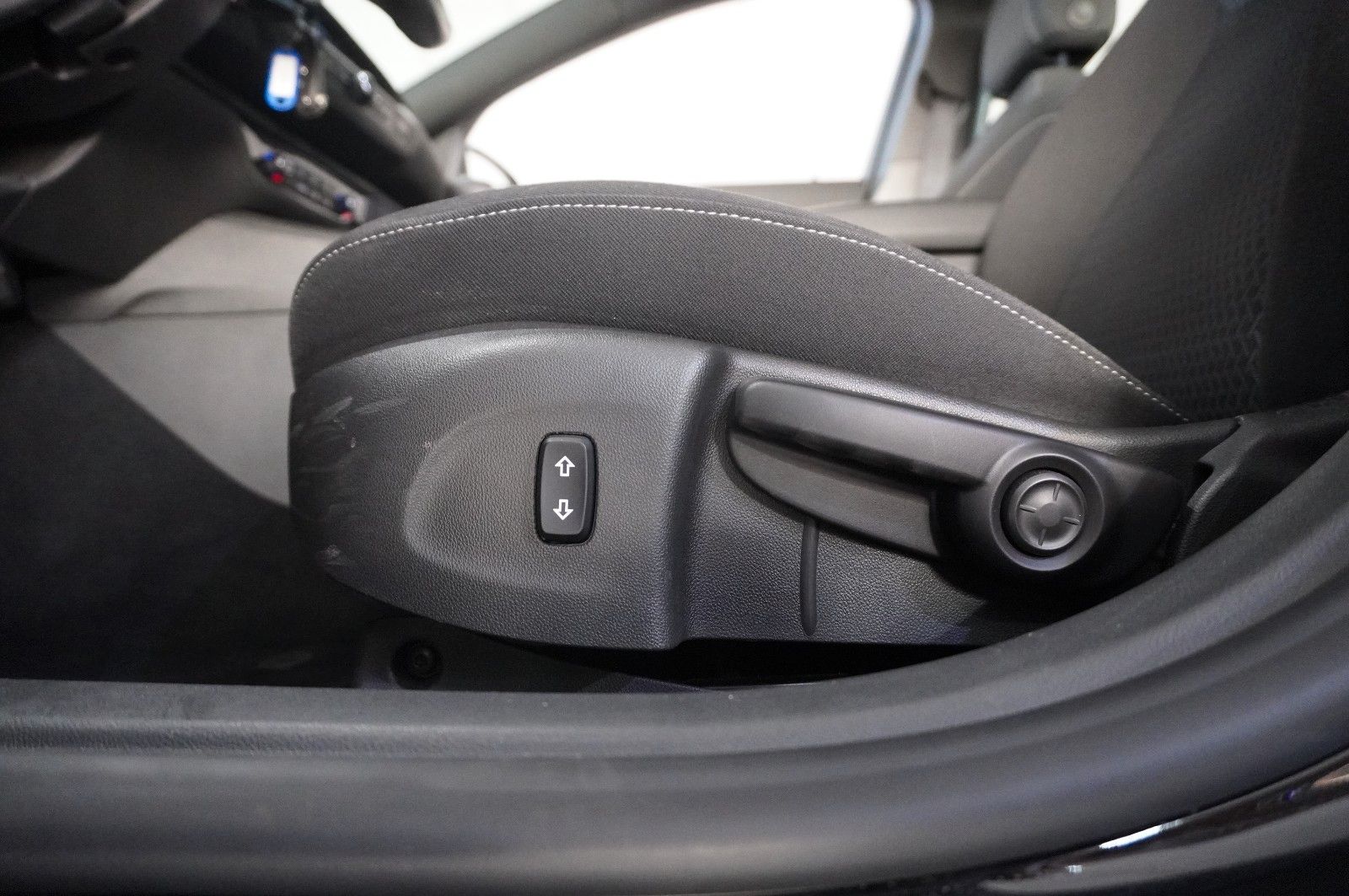 Fahrzeugabbildung Opel Insignia B ST 2.0T ELEGANCE NAVI/LED/VIRT./DAB+