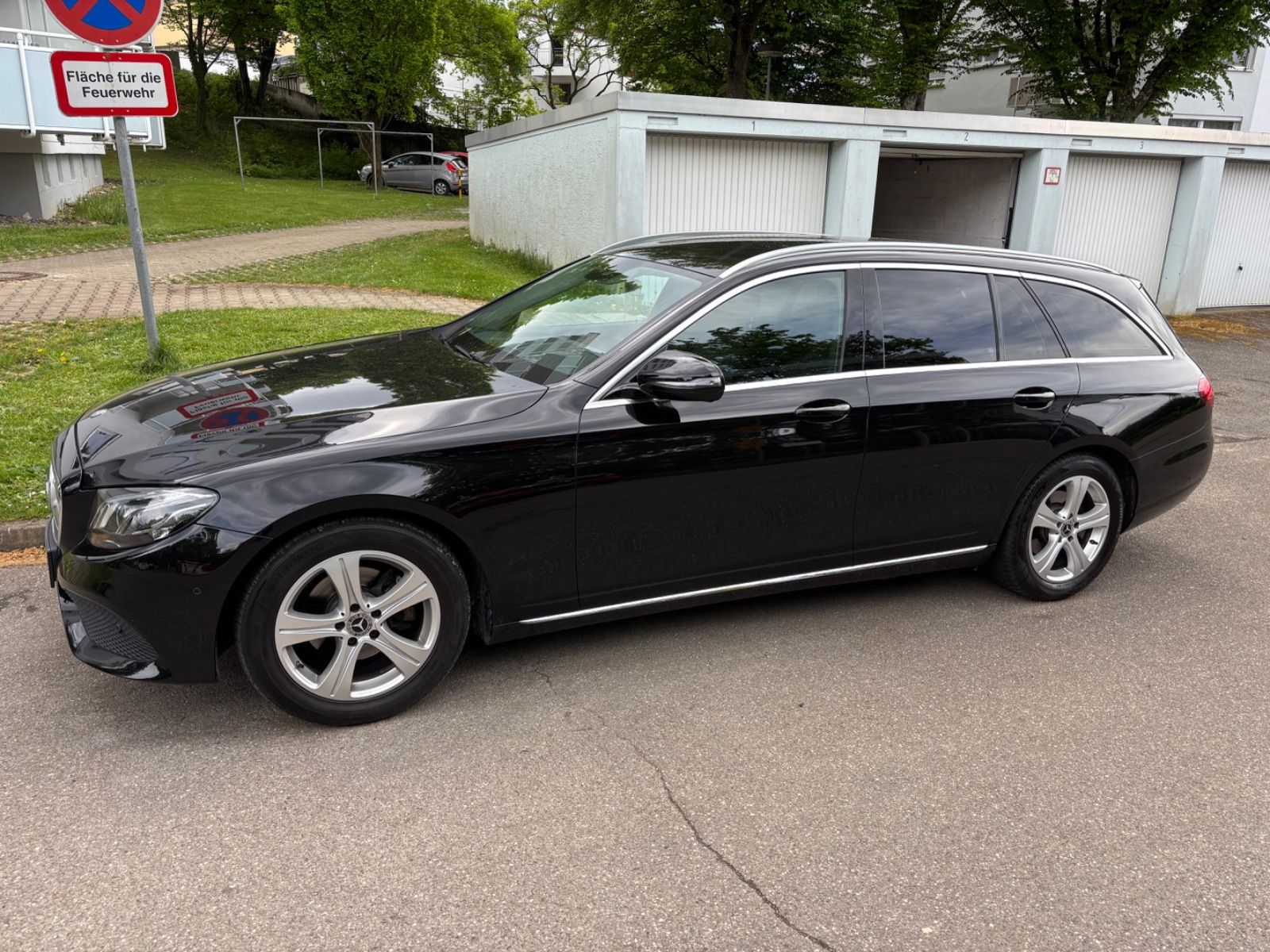 MERCEDES-BENZ E 220d T AVANTGARDE / Scheckheft MB / TÜV neu 