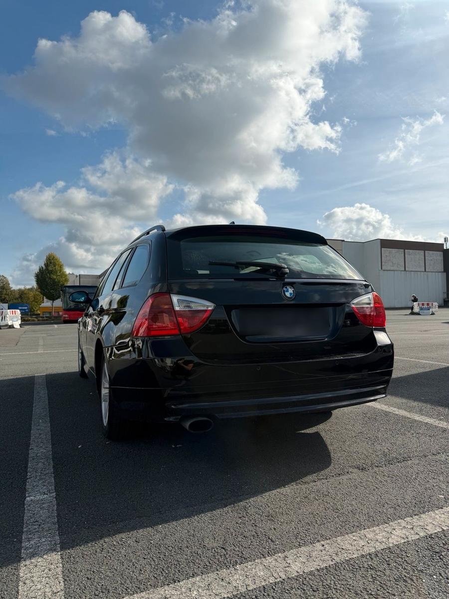 BMW 318 2008 — салон