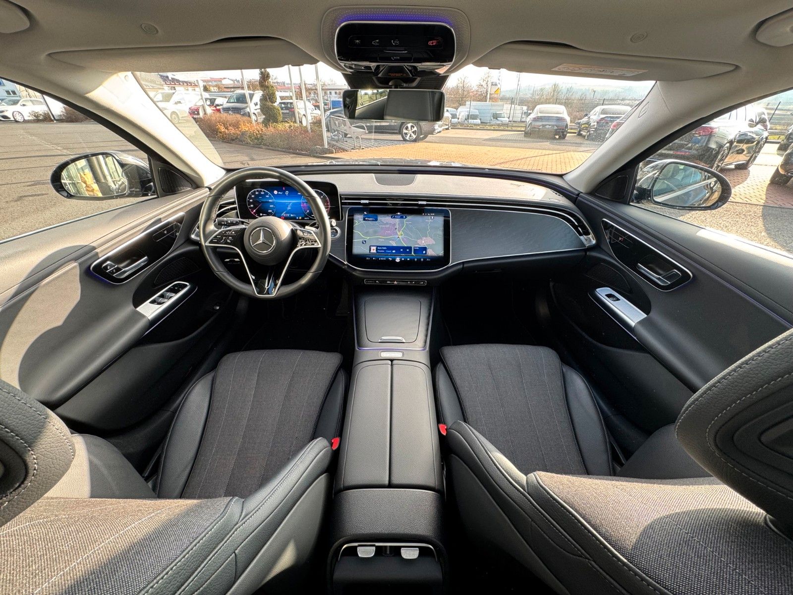 Fahrzeugabbildung Mercedes-Benz E 220d T Avantgarde+Pano+DistrPro+AHK+RFK+MBUX
