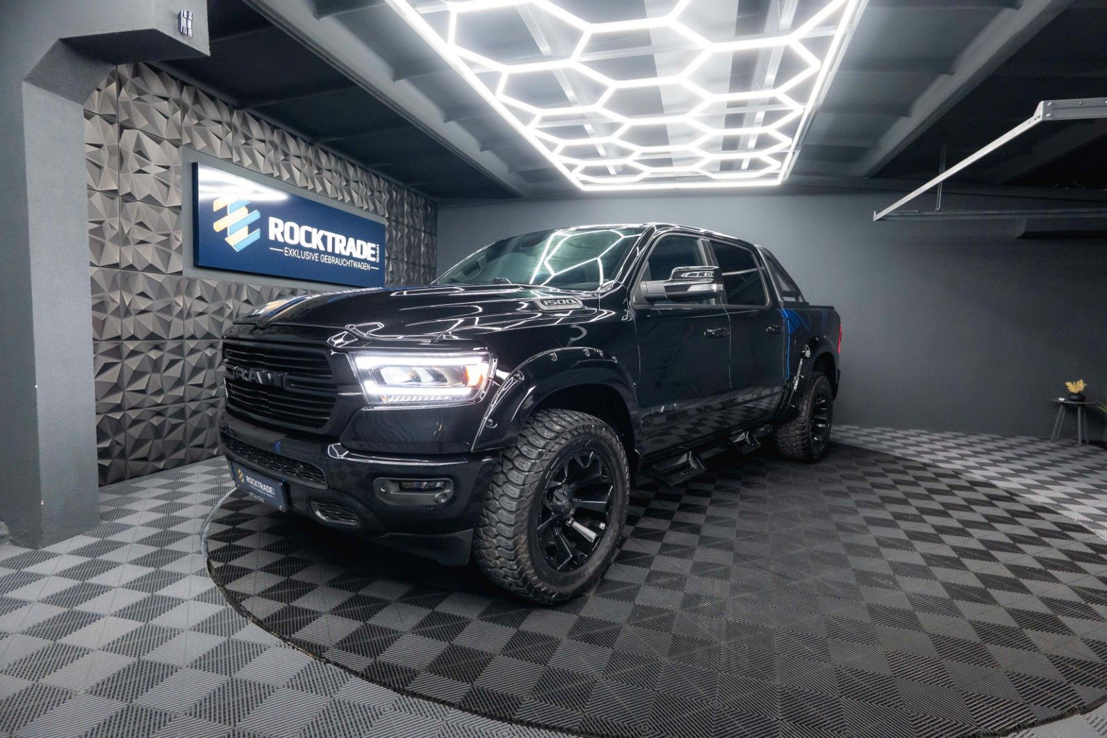 Fahrzeugabbildung Dodge RAM 5.7 V8 HEMI 4x4 OFFROAD Night Unfallfrei LED