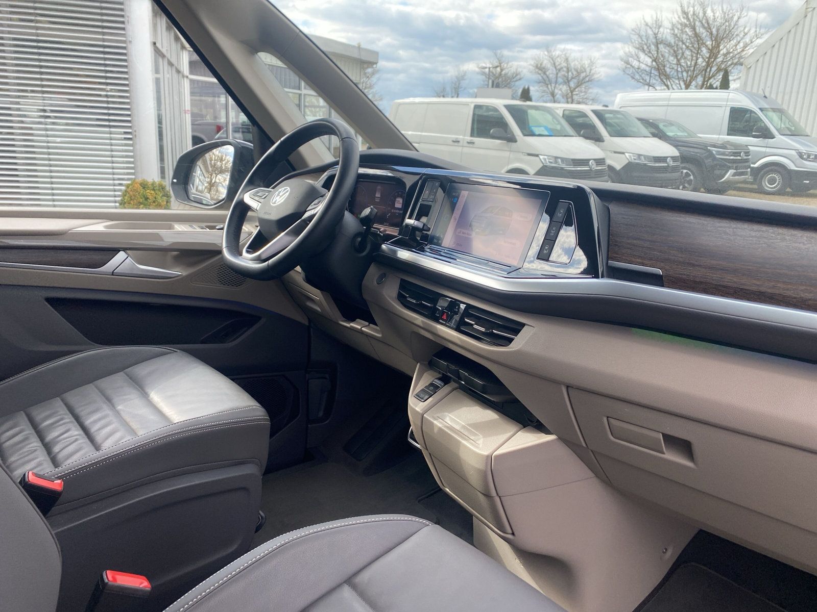 Fahrzeugabbildung Volkswagen T7 Multivan 2.0 TDI DSG Style AHK MATRIX HuD STA