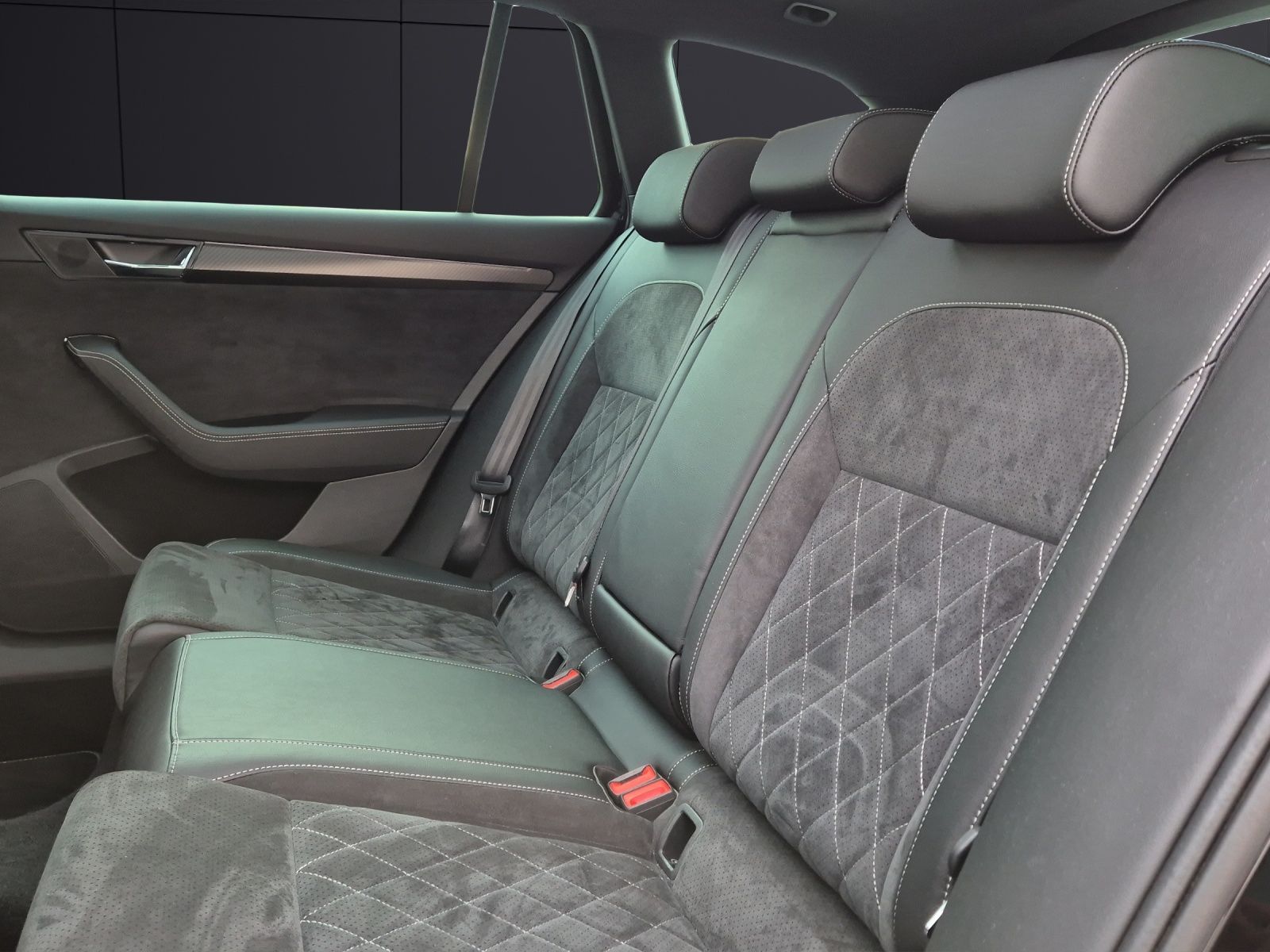 Fahrzeugabbildung SKODA Superb Combi TDI Sportline DSG 4x4 Matrix AHK Na