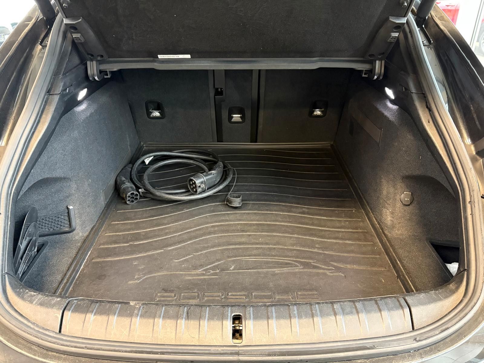 Fahrzeugabbildung Porsche Taycan Cross Turismo 4 performance 93 kwh