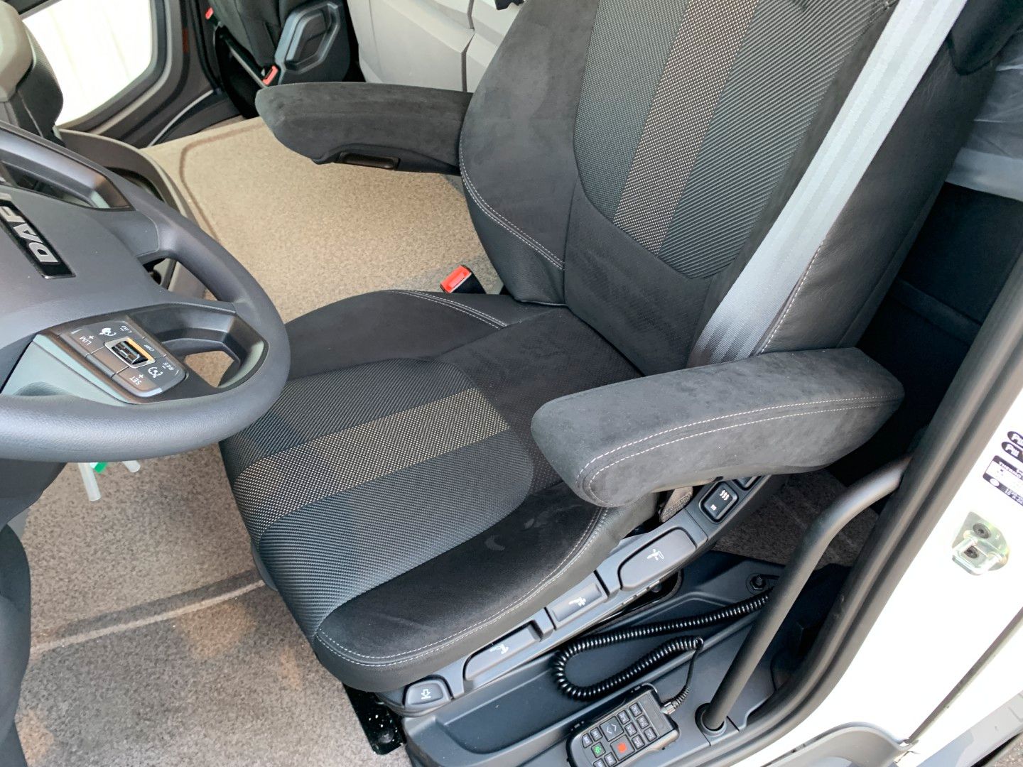 Fahrzeugabbildung DAF FAN XD 450 Baustoff mit Kran