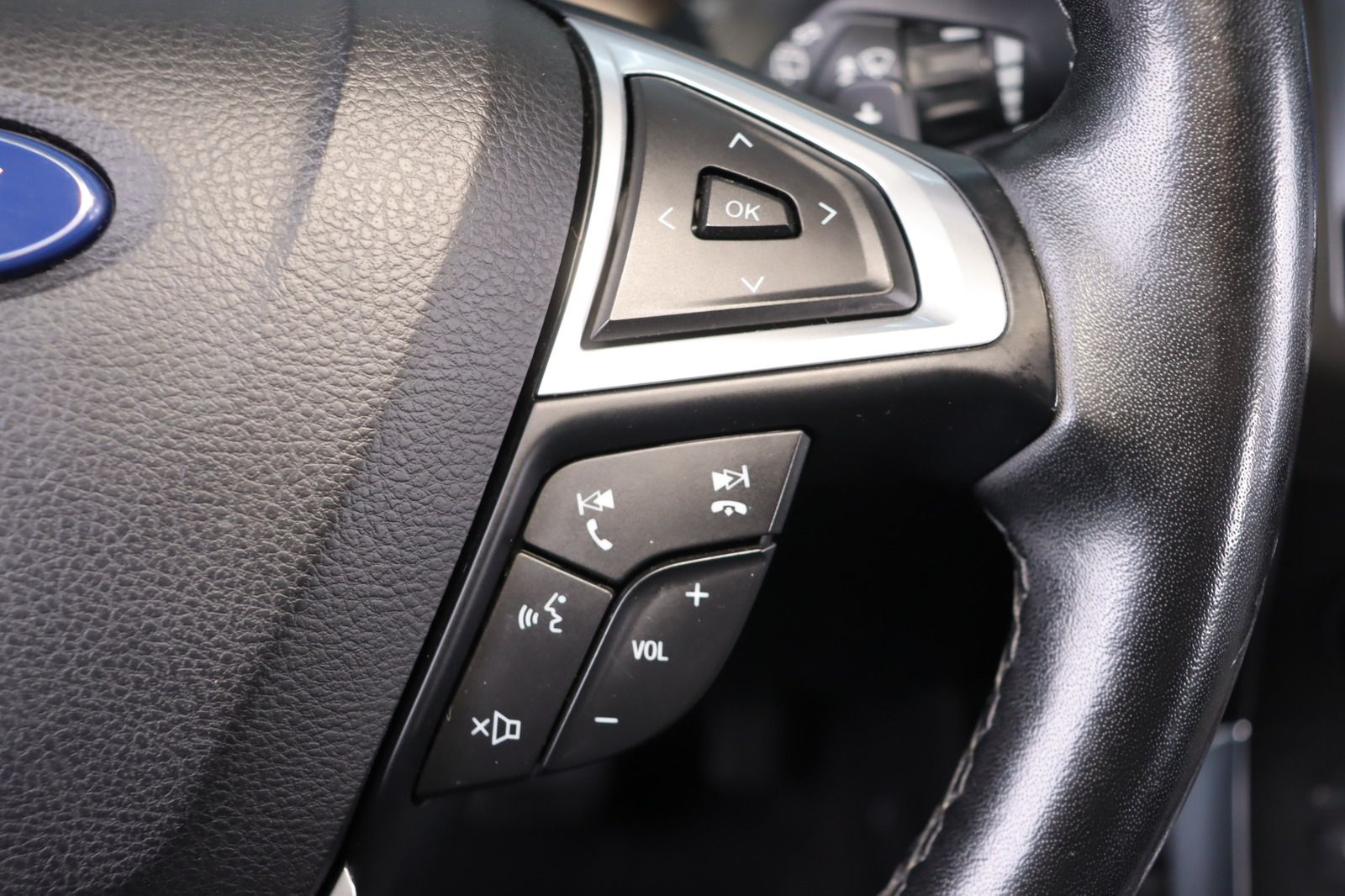 Fahrzeugabbildung Ford S-MAX * Massage * RFK * Pano Titanium