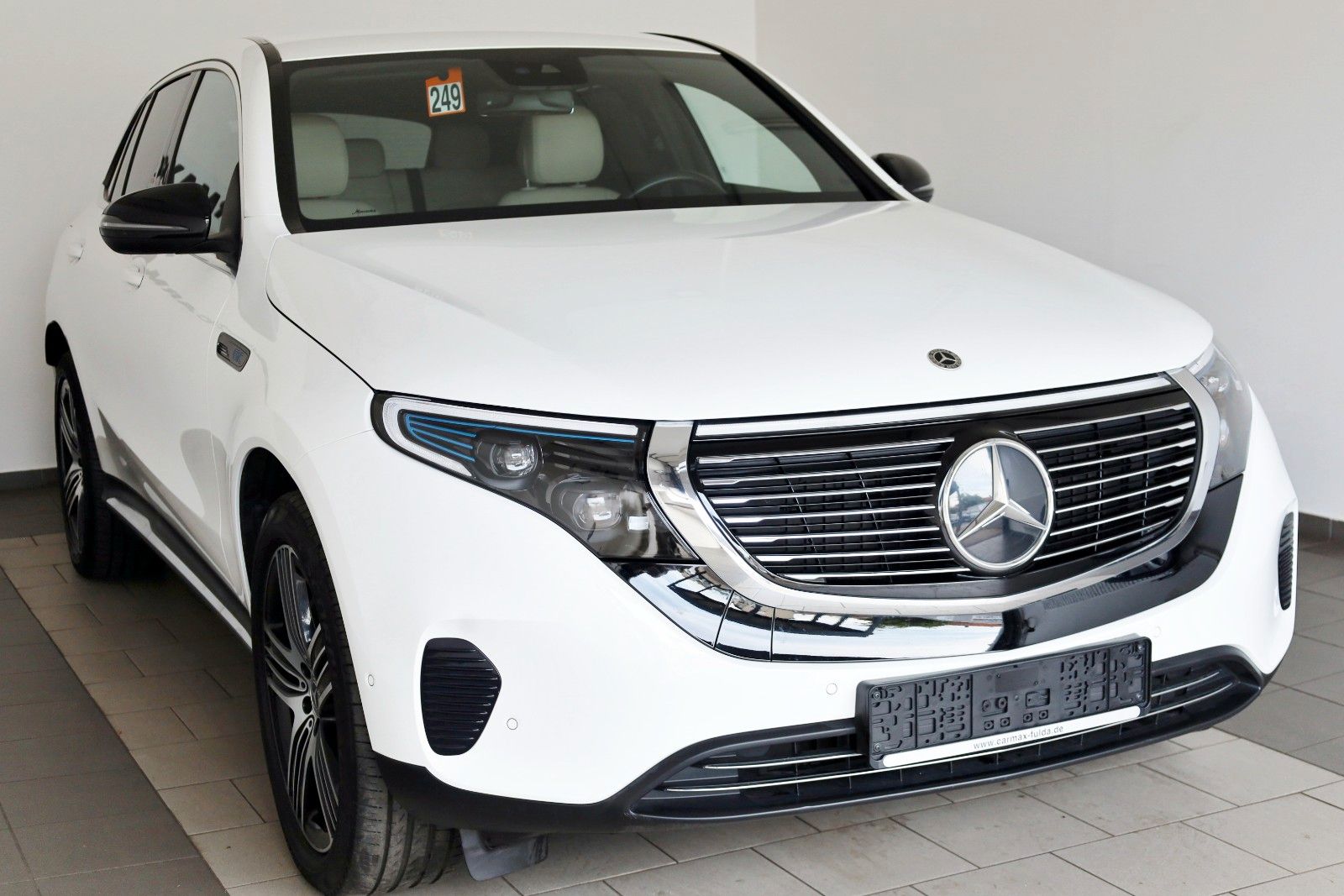 Fahrzeugabbildung Mercedes-Benz EQC 400 4M Leder,Navi,Multibeam LED,Park Paket