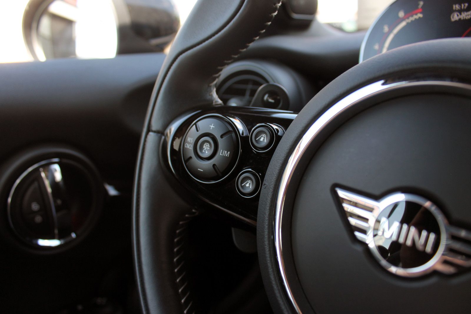 Fahrzeugabbildung MINI John Cooper Works Cabrio Steptr. ACC LED HUD NAV