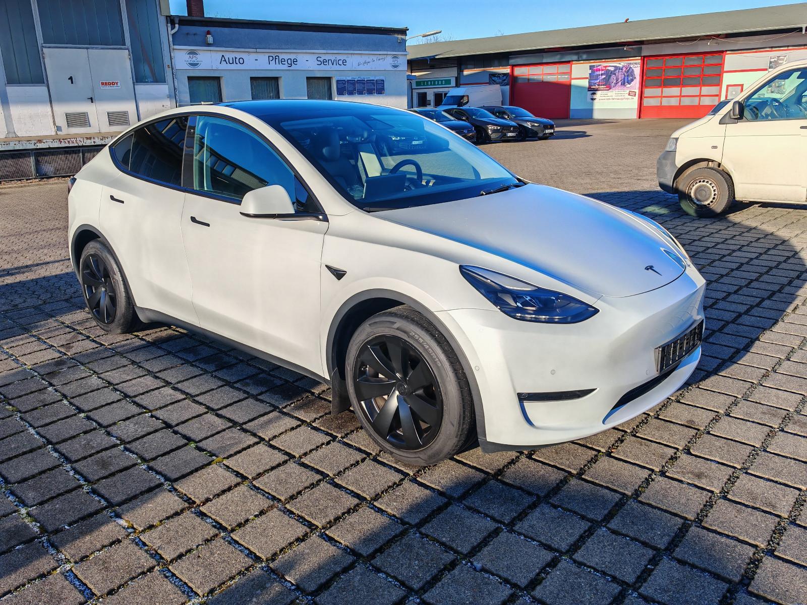 Tesla Model Y LongRange AWD / AHK
